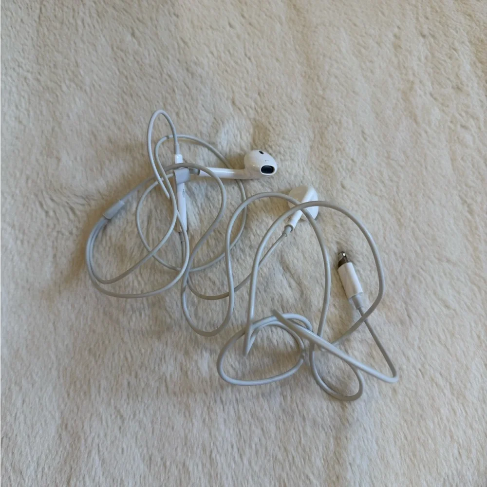 Apple Wired Earbuds with Lightning Connector